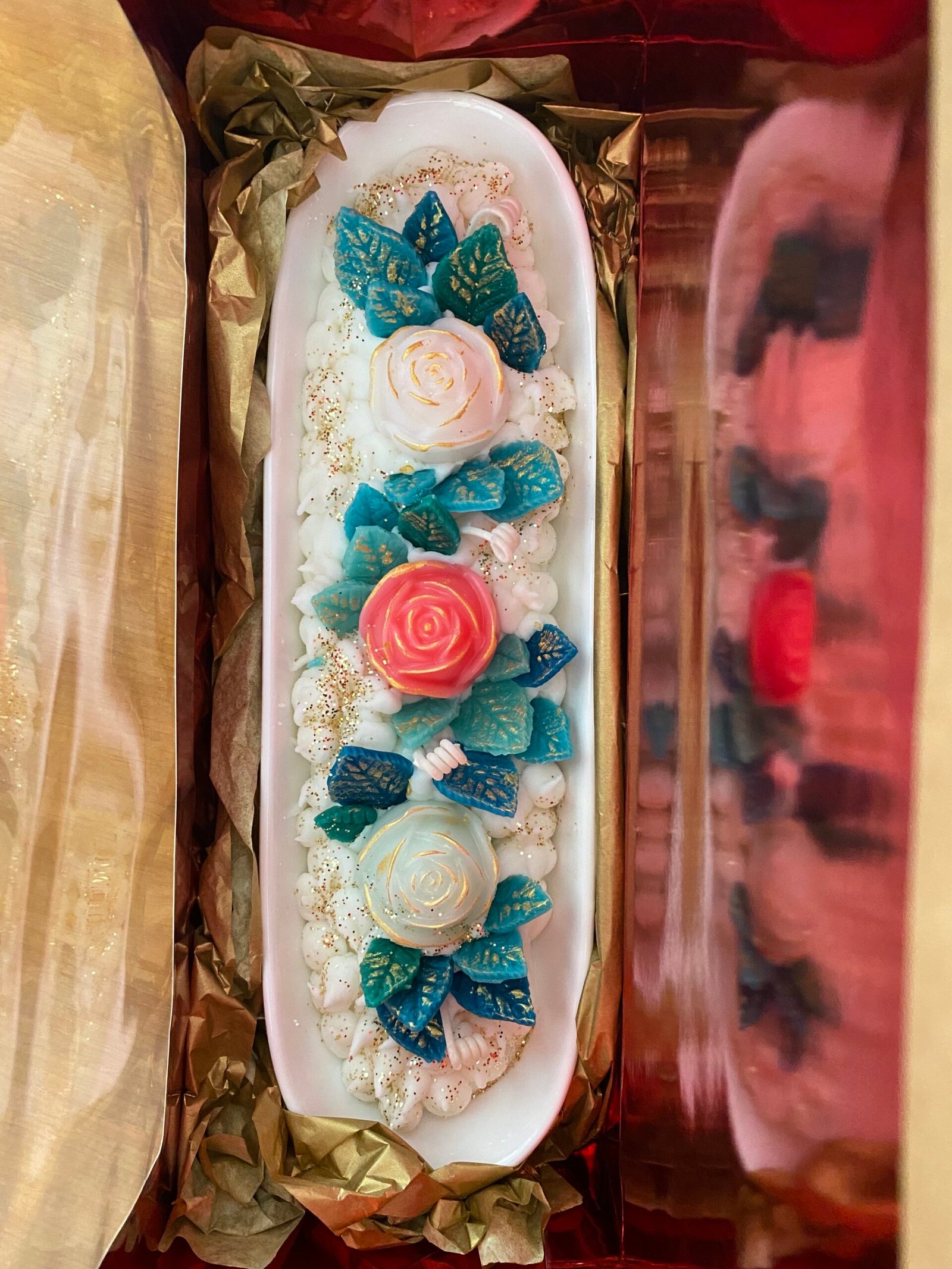 DECORATION CANDLE WITH ROSES AND LEAVES